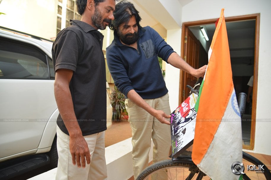 Pawan-Kalyan-Meets-West-Bengal-Fan